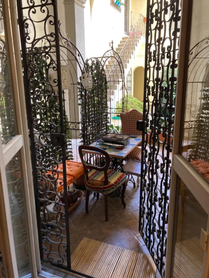Hand Decorated House With Court Florenţa Exterior foto